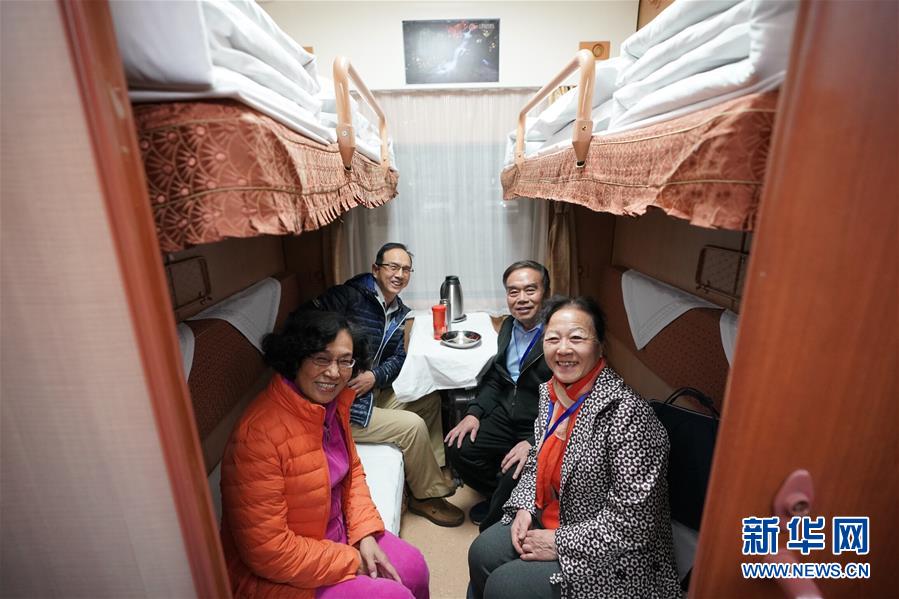 女M跪着用嘴伺候女s
