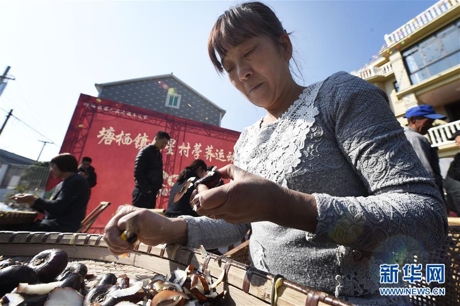 女仆扒开腿秘 让黄鳝钻