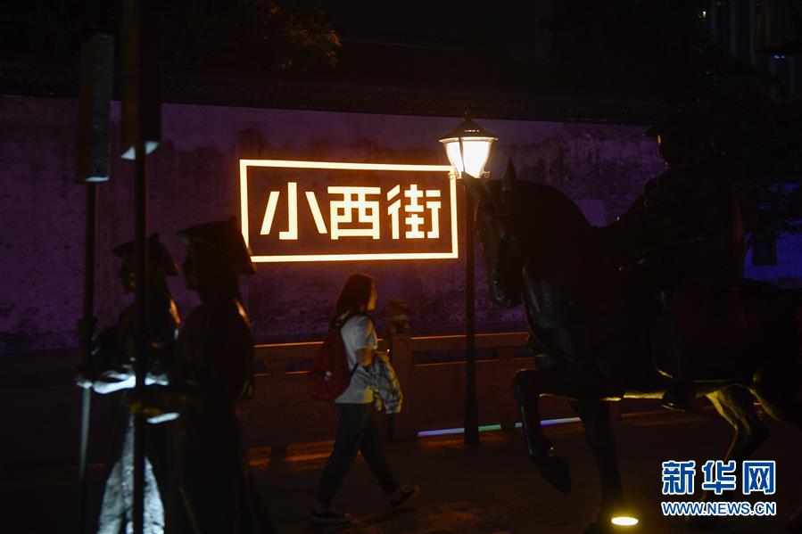 手伸进内裤吻胸