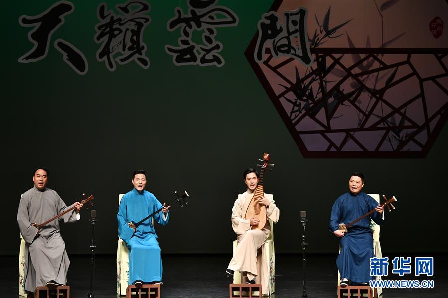 女生扒开尿口让男生捅