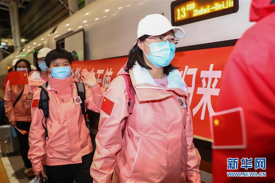 公交车上扒开腿做爰H男男