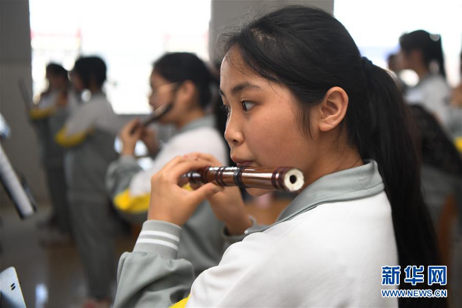 老师脱 让学生摸 桃子网站