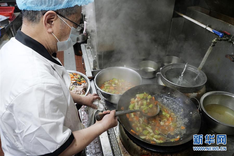 被多男摁住灌浓精电机性器