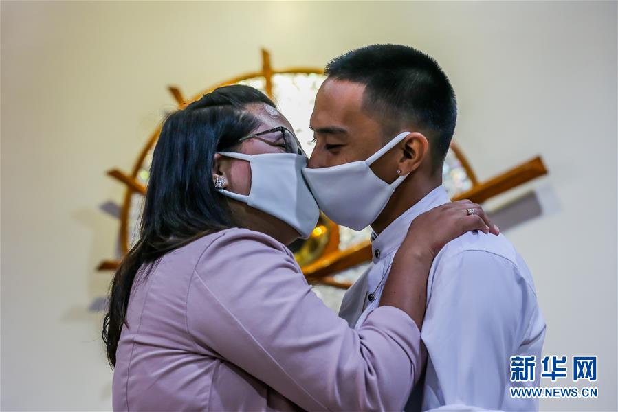 双乳被一左一右吃着的动态图