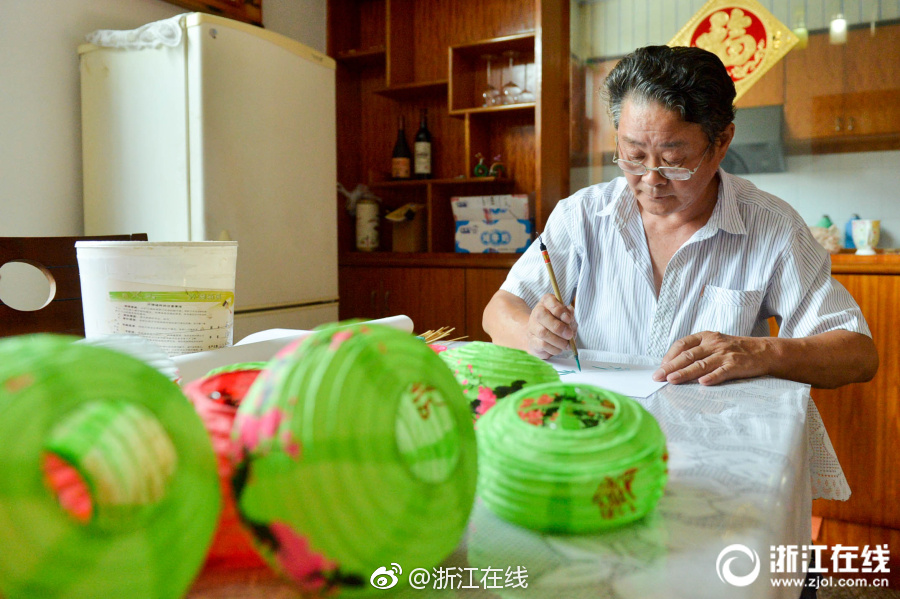 亚洲老妇激情综合视频