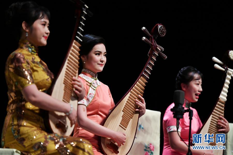 极品女教师裸体瑜伽
