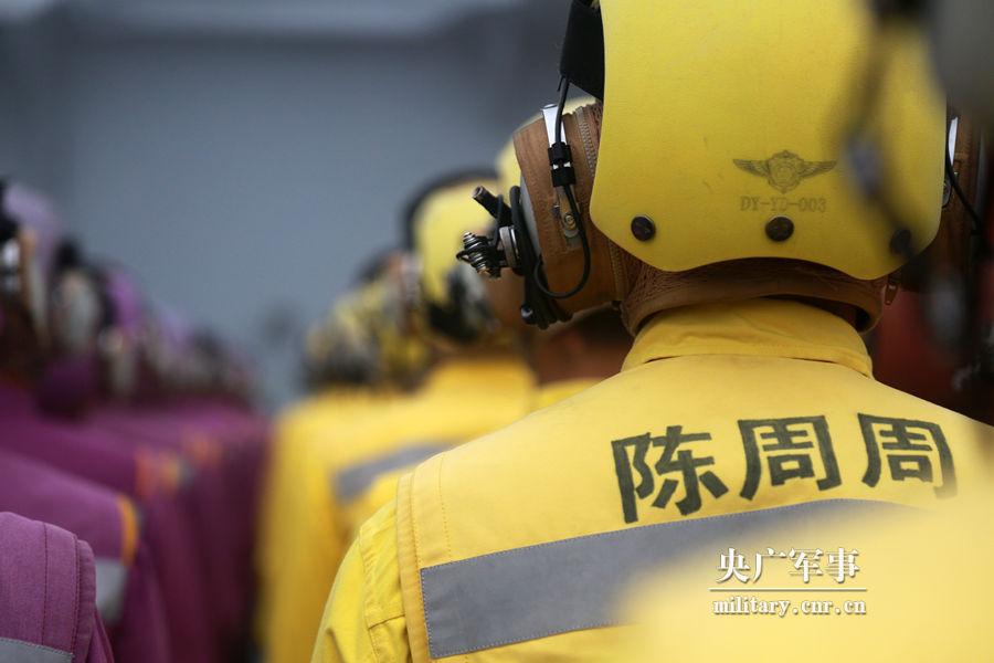 丝袜老师踩我的 出精