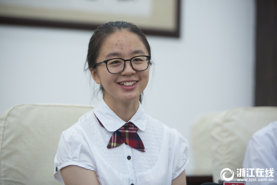 老师掀起小内内喂我奶
