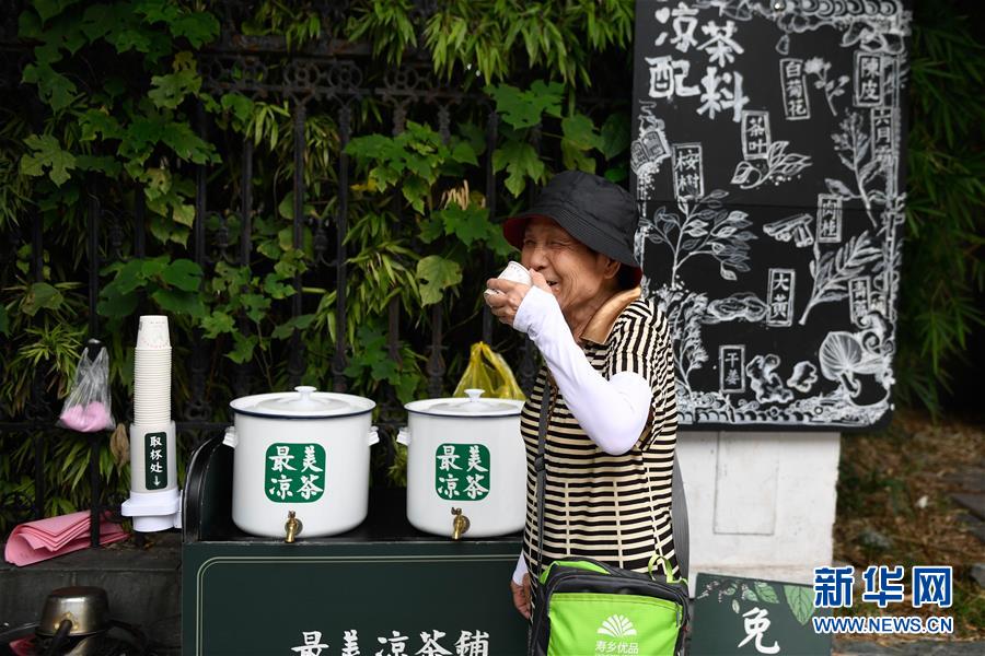 性旺盛开裆内裤丝袜老熟女