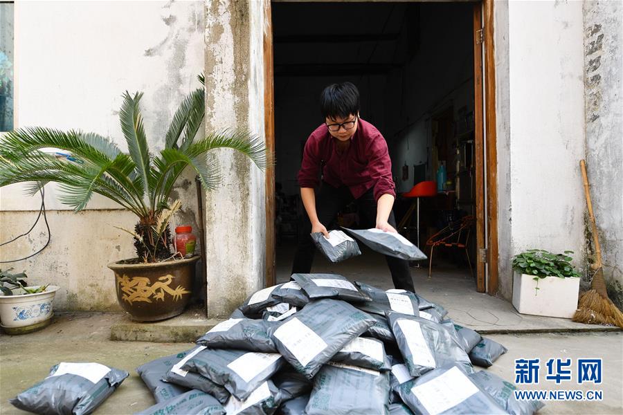 变成隐身人在学校做像素游戏
