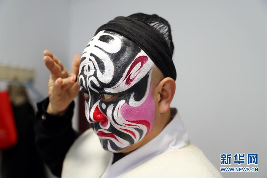 当众扒开双腿调教花蒂