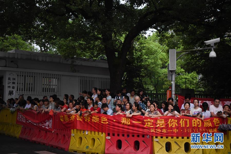 偷情黄色三级片公一车