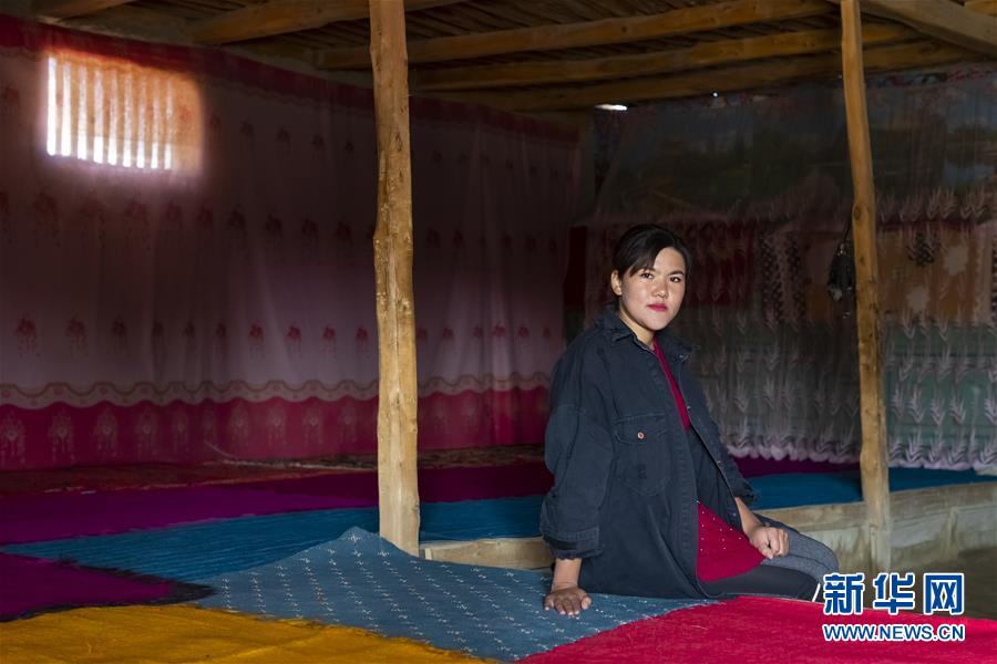 女生扒开腿让男生捅