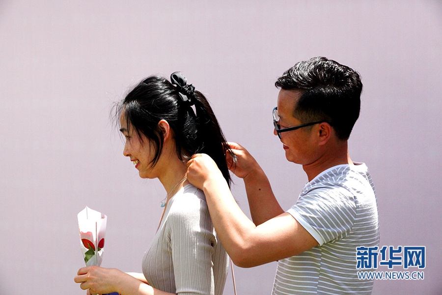 少妇公车上迎合我进入