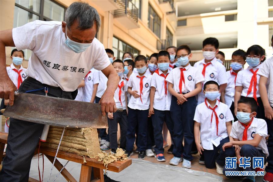 国产学生粉嫩无套内射