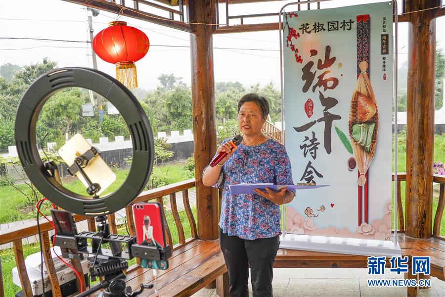 白丝校花 扒开美腿甜美