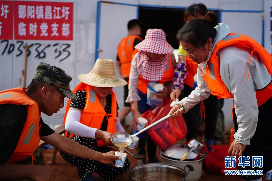 女仆扒开 跪着让客人挠痒痒