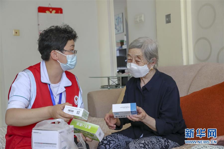 趁女同桌午休摸她奶头