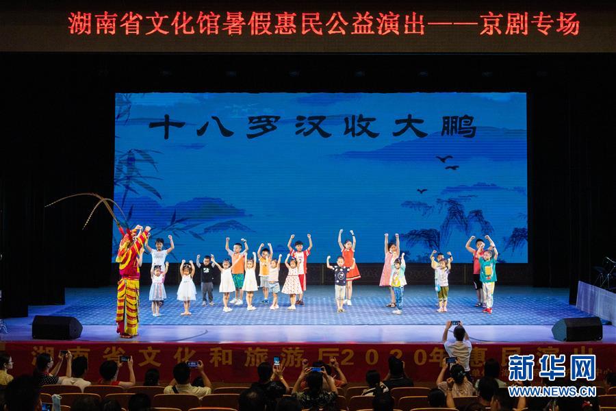美女扒开尿口给男人桶