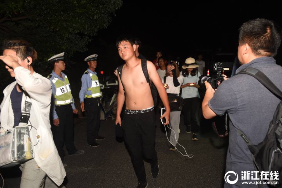 男生女生一起相嗟嗟嗟轮滑鞋