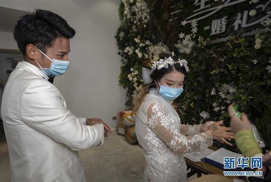 美女两腿大开露出毛毛