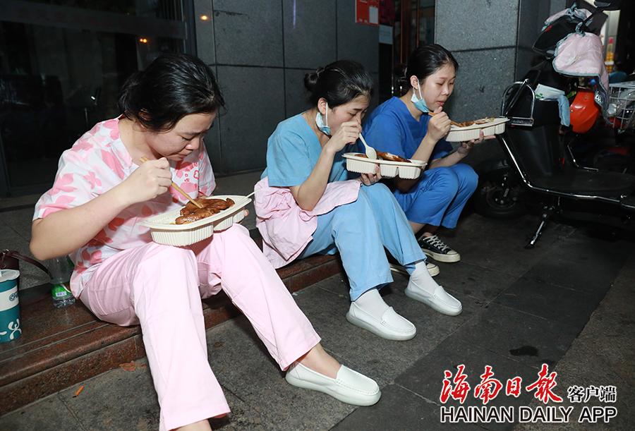 中国老女人乳交