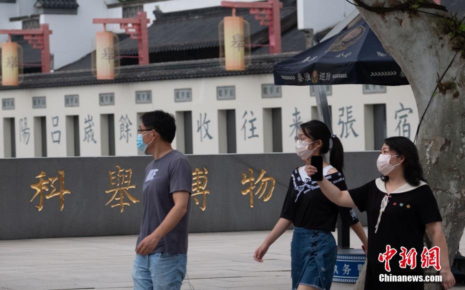 校花被 娇喘出奶动漫