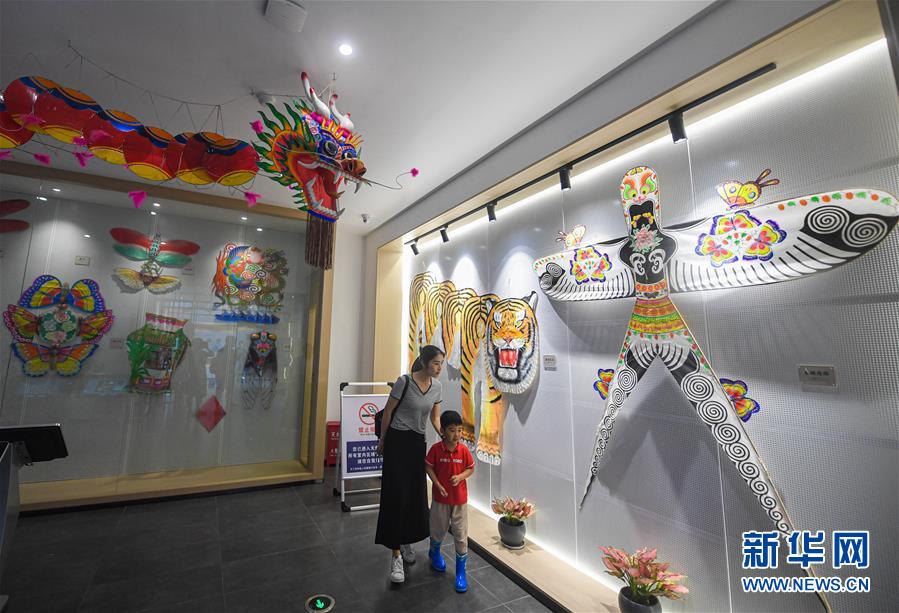 办公室扒开奶罩揉吮奶头A片图片