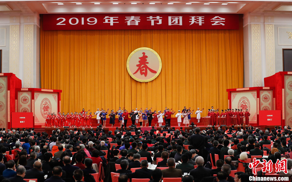 女班长憋尿摸自己小内内