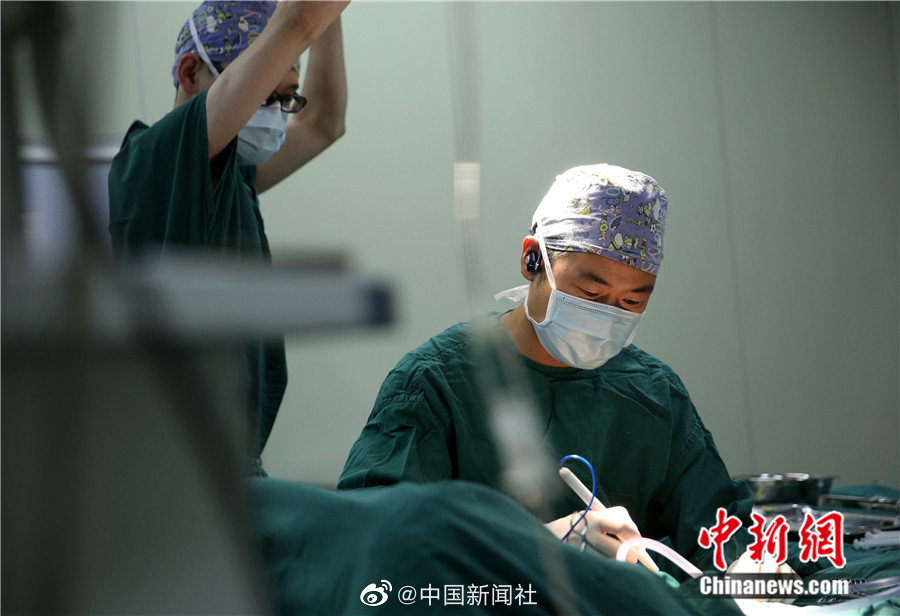 娇妻被黑人夹成了三明治
