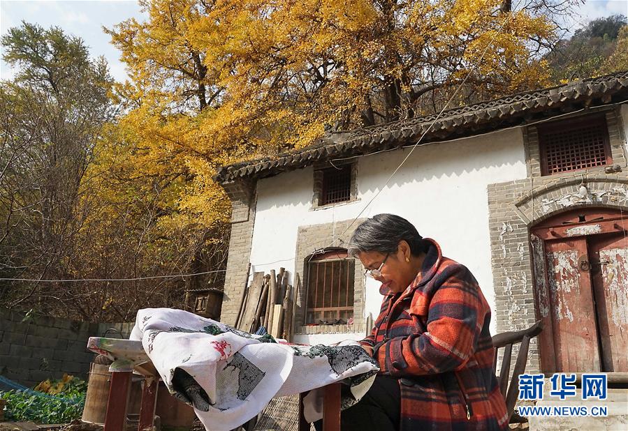 在楼道里全裸自慰