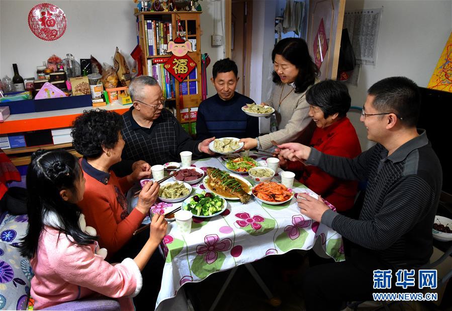 争议犯规！保罗抢篮板拉倒詹姆斯