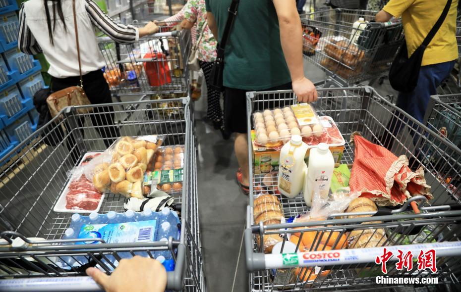 娇妻玩4P被3个男子伺候电影