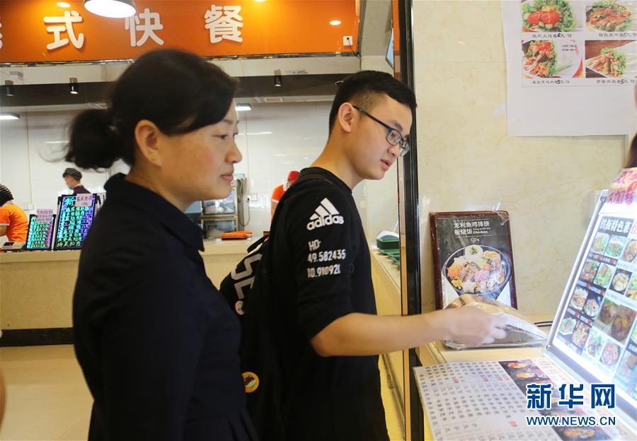 双乳被四个男人吃奶图片