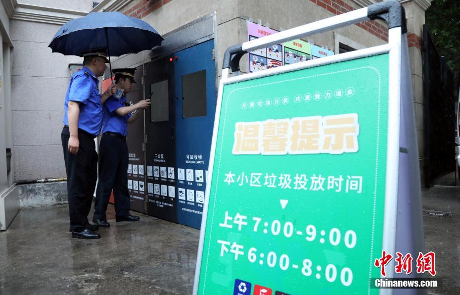 与亲女洗澡时伦了