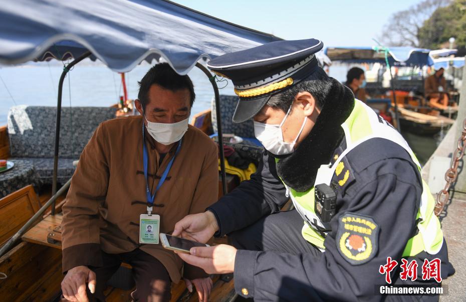 女警吊起来两腿扯开电击