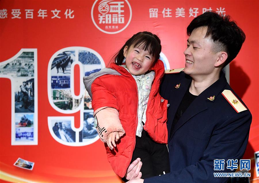 美女露胸