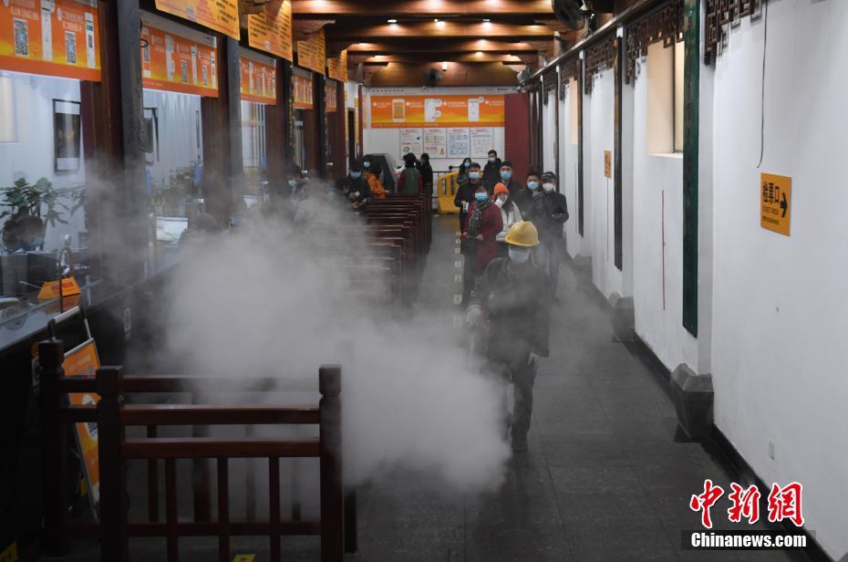 脱了内裤趴着光屁股