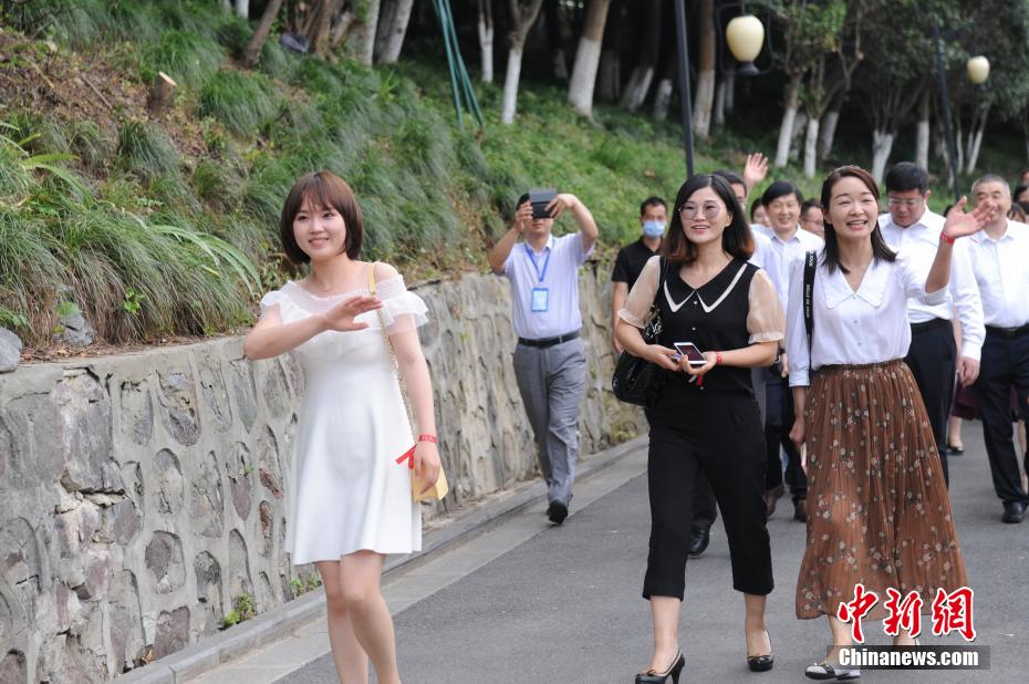 美女被桶
