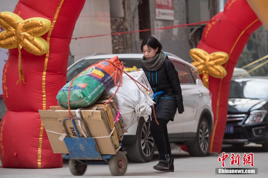 美女扒开胸罩 给男生吃