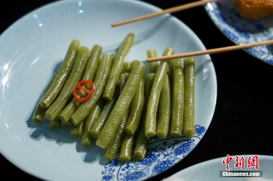 香港三级片少妇干柴遇烈火