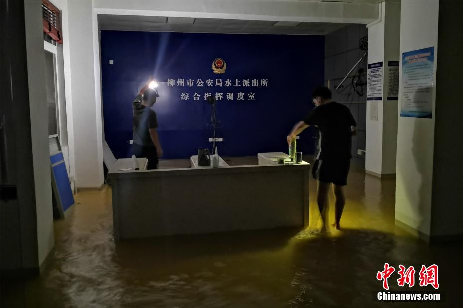 两个女人裸着互摸吃奶