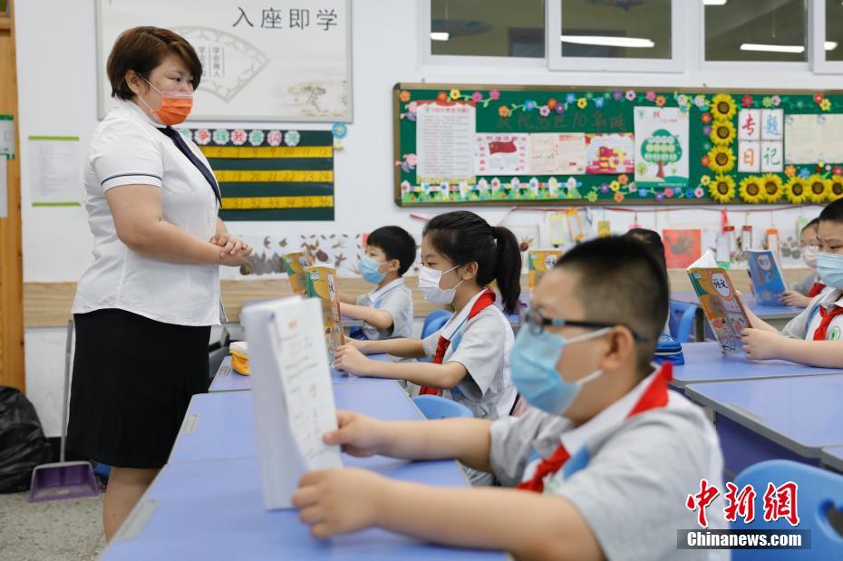 动漫人物扒开腿狂 触手