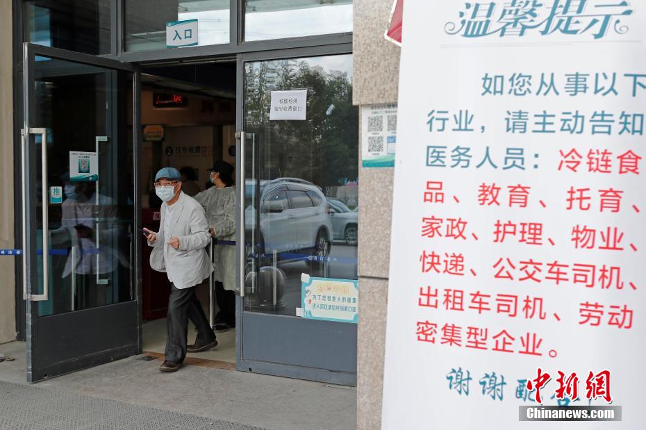 双乳被四个男人吃奶图片
