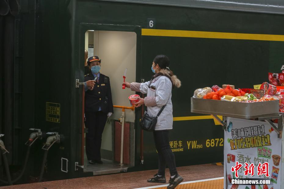 校草公交车被多人伦