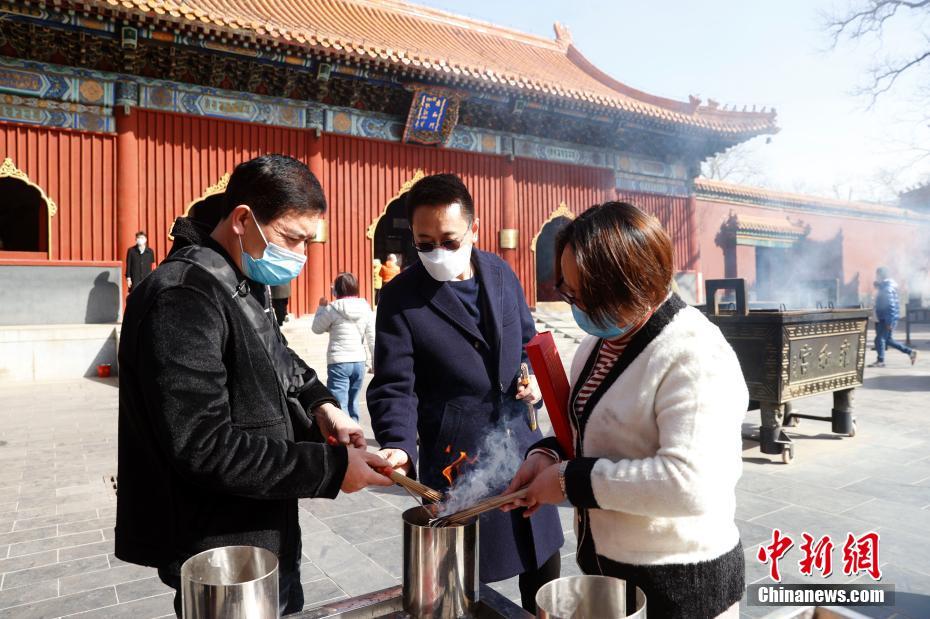 护士脱了精光让人摸秘 喂奶