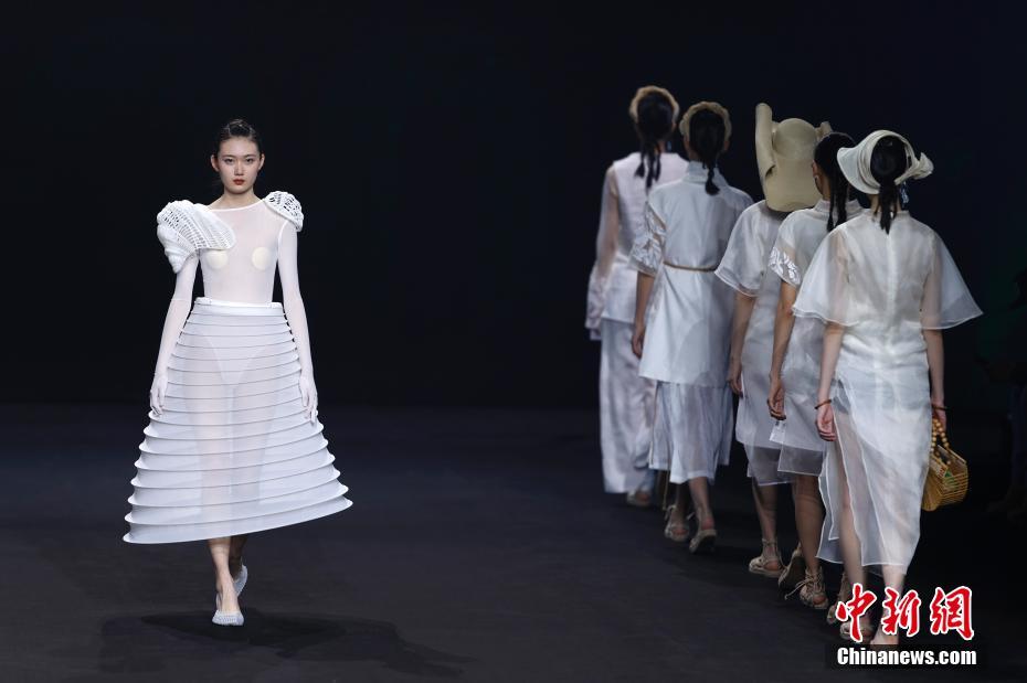 女生扒开尿口让男生桶