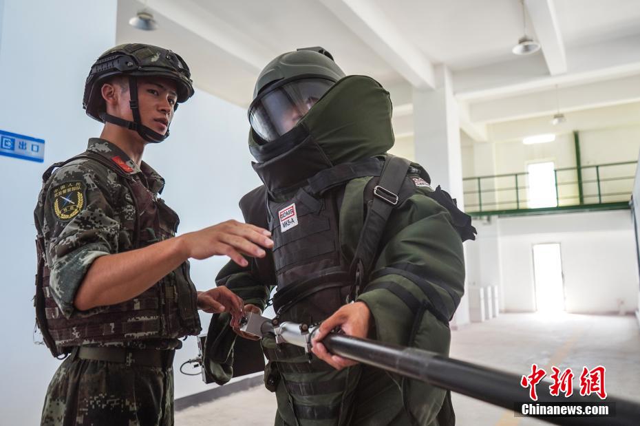 露天裸体洗澡偷拍