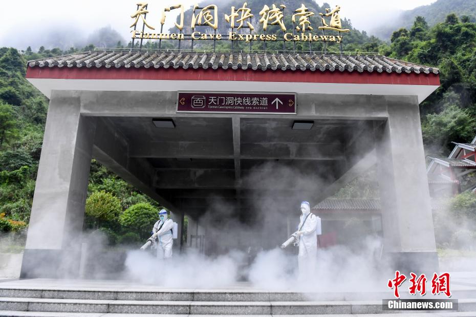 手伸进内裤吻胸