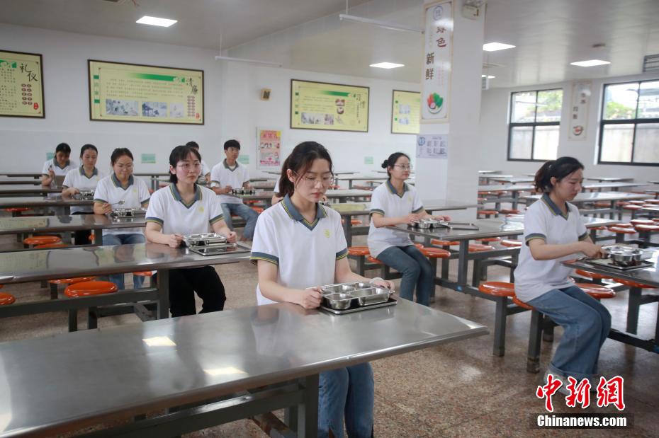 两个男人换着躁我过程